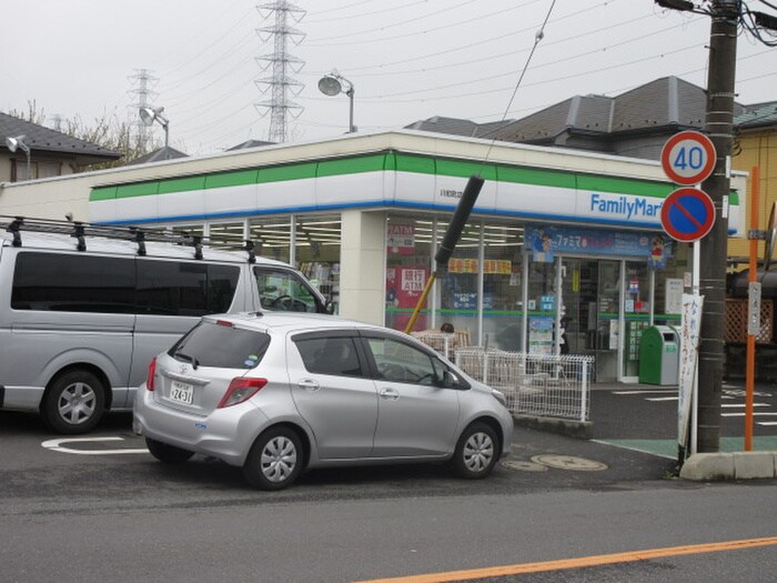 ファミリーマート都筑加賀原店(コンビニ)まで519m フィ－ルド川和