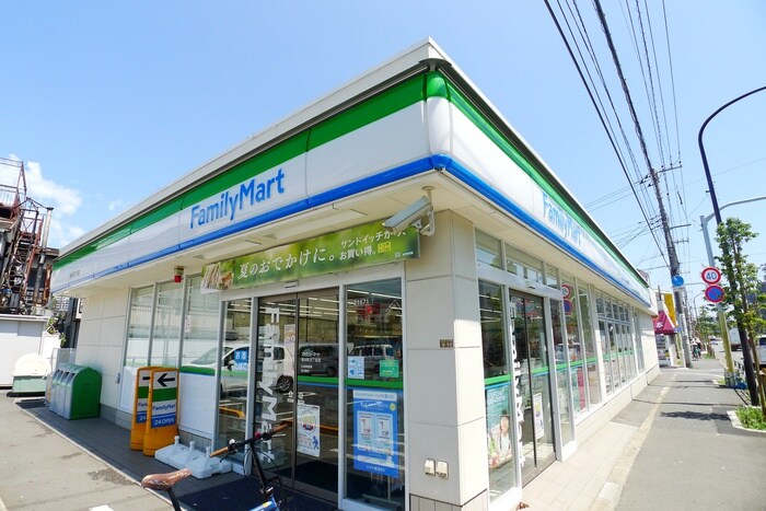 ファミリーマート保谷町5丁目店(コンビニ)まで500m エマーレ保谷