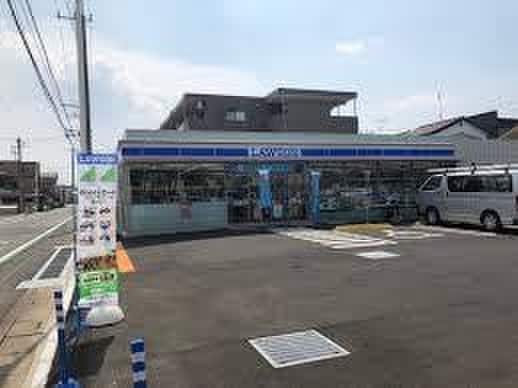ローソン川越清水町店(コンビニ)まで220m グリーンタウンみその