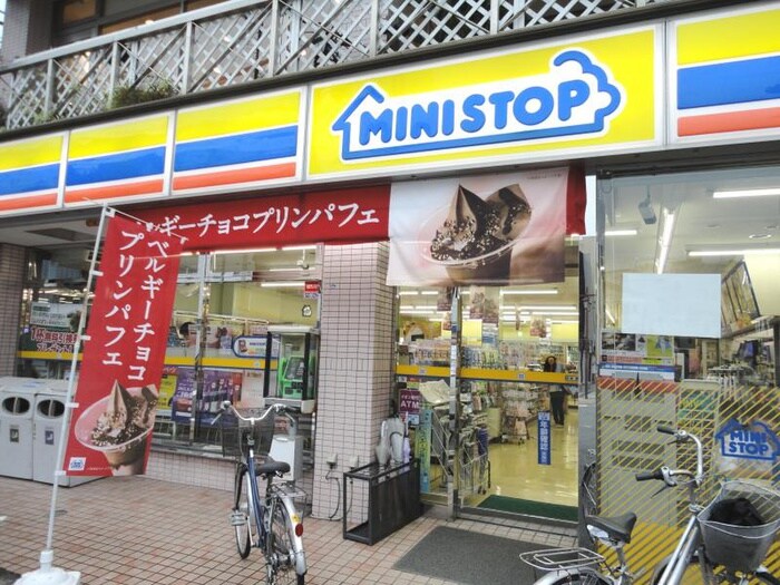 ミニストップ久里浜4丁目店(コンビニ)まで878m レオパレス久里浜第６