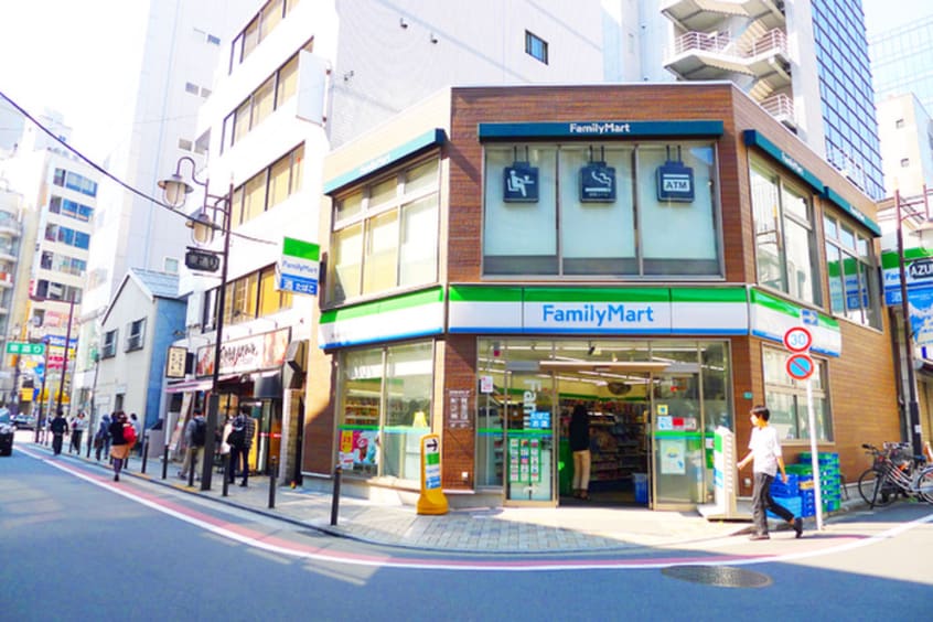ファミリーマート(コンビニ)まで80m VILLA SANKA