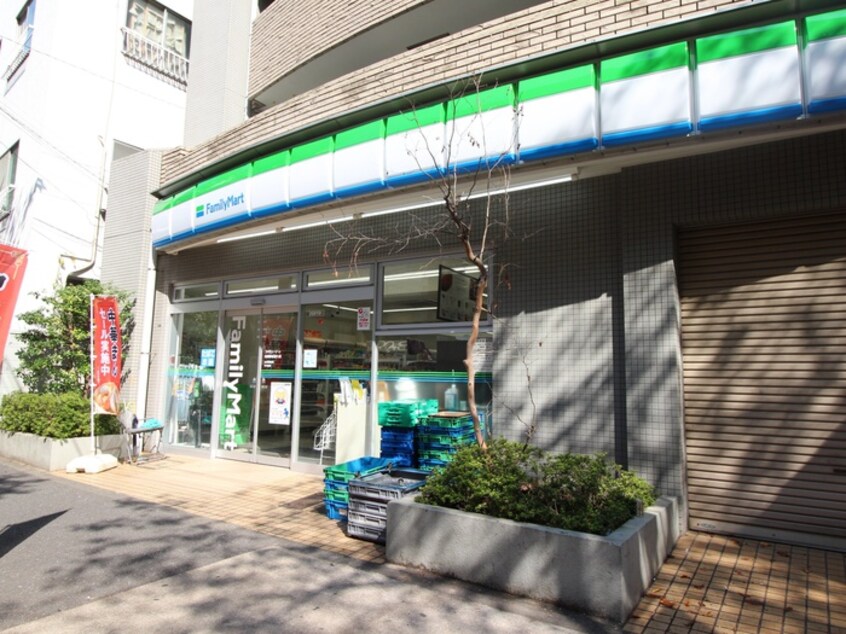 ファミマ板橋桜通り店(コンビニ)まで230m グランカーサ板橋ＥＡＳＴ