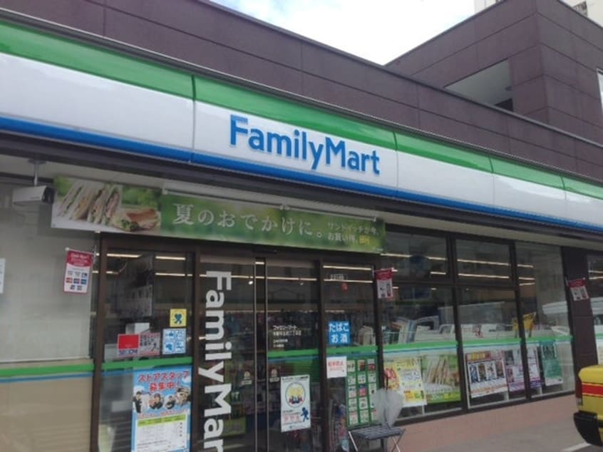 ファミリーマート 中野弥生町二丁目店(コンビニ)まで170m アルカンシエル中野