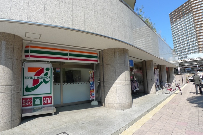 駅前コンビニ(コンビニ)まで400m オフィン ラコーデ