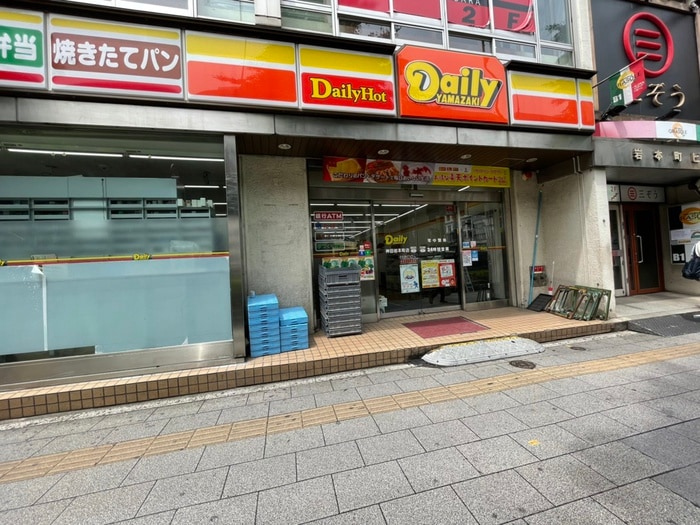デイリーヤマザキ 神田岩本町店(コンビニ)まで600m グレイスコート岩本町