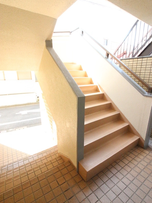 エントランス部分 ファミネスハイツ海老沢