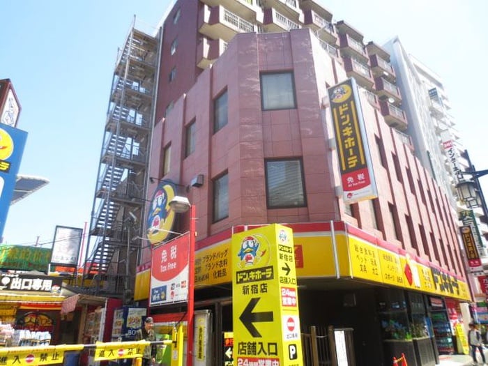 ドン・キホーテ新宿店(ディスカウントショップ)まで500m ヒットビット新宿