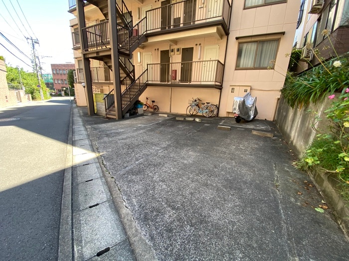 駐車場 ラ メ－ゾン デ フル－ル