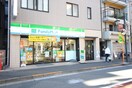 ファミリーマート 東中野駅北店(コンビニ)まで68m ﾊﾟｰｸﾀﾜｰ東中野ｸﾞﾗﾝﾄﾞｴｱ（303）