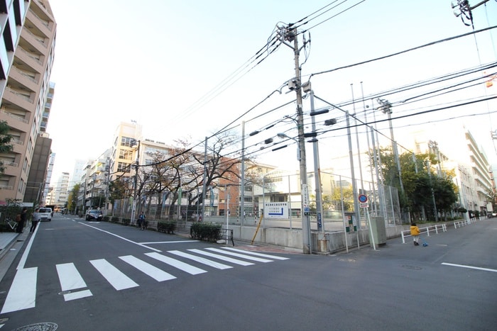 台東区立 浅草中学校(中学校/中等教育学校)まで140m トモヤレジデンス蔵前