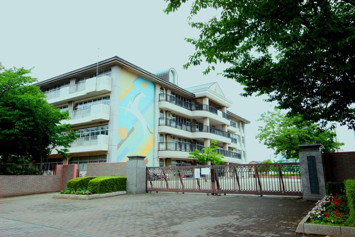 出羽小学校(小学校)まで550m サンパティーク