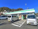 ファミリーマート(コンビニ)まで335m グローリーハイツ