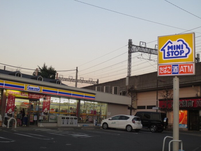 ミニストップ和泉多摩川店(コンビニ)まで162m ＦＬＡＴ３