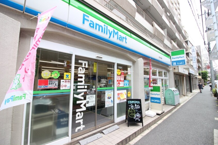 ファミリーマート文京本郷店(コンビニ)まで60m プラウドフラット本郷三丁目