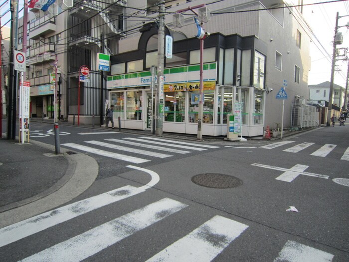 ファミリーマート　日吉本町店(コンビニ)まで298m フラット谷戸Ａ