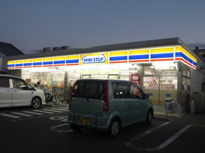 ミニストップ横須賀大矢部店(コンビニ)まで51m グリ－ンエ－ス