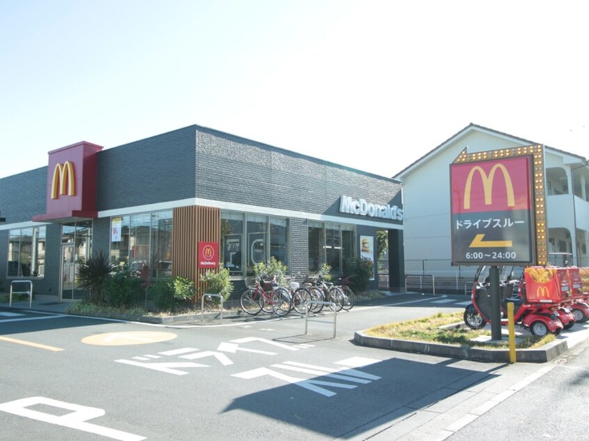 マクドナルド(ファストフード)まで800m ﾌﾟﾗﾑﾊｲﾂ