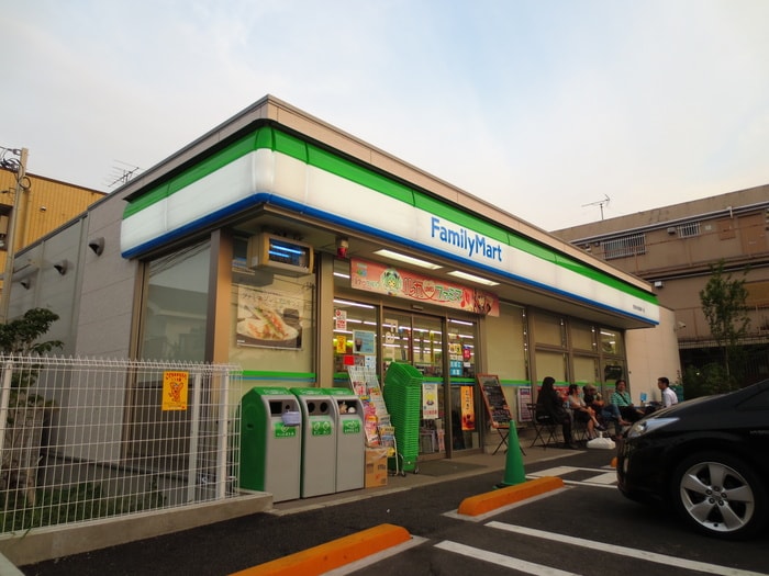 ファミリ－マ－ト（世田谷松葉通り店）(コンビニ)まで500m ラ・メゾン・リスブラン