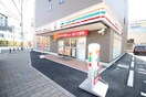 セブンイレブン(コンビニ)まで95m ﾌﾟﾗｲﾑｱｰﾊﾞﾝ武蔵野ヒルズA棟