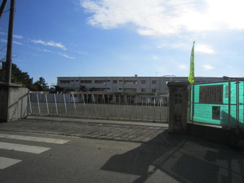 茅ヶ崎市立鶴嶺小学校(小学校)まで118m ベルビュー茅ヶ崎弐番館