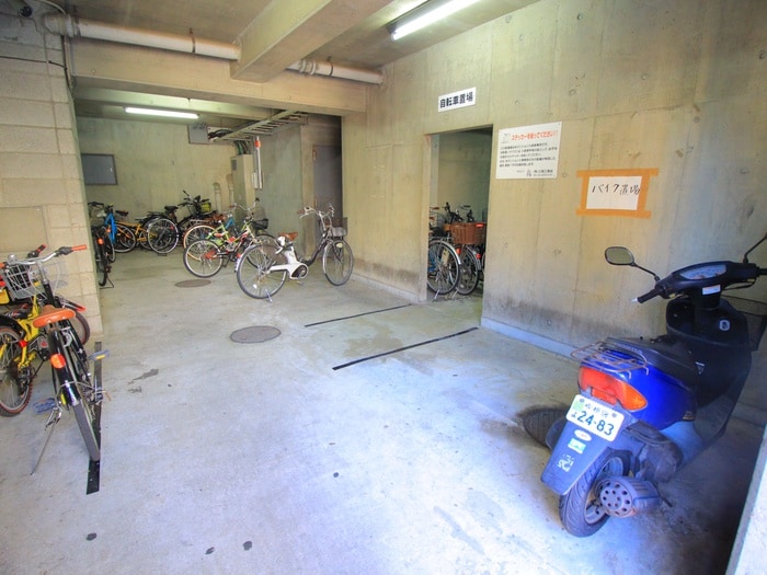 駐輪場 三高カーサ．アルメディア