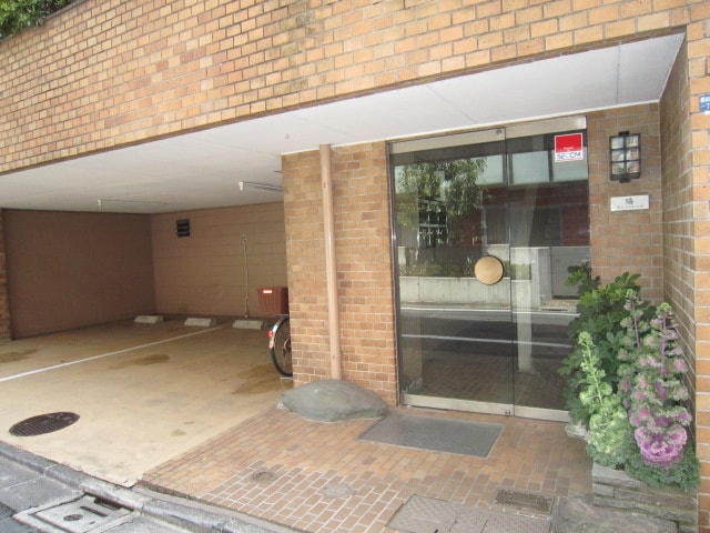 エントランス部分 脇ビル