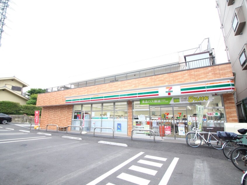 セブンイレブン(コンビニ)まで589m サンライズＣ（コ－ポ新藤）