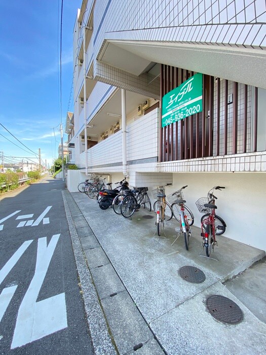 駐輪場 メゾンキオイ