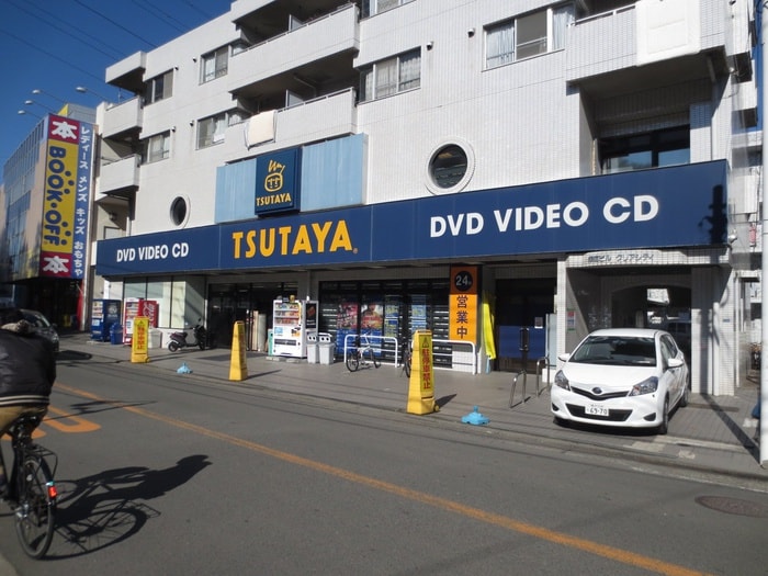 TSUTAYA 鴨居店(電気量販店/ホームセンター)まで590m グリーンコート
