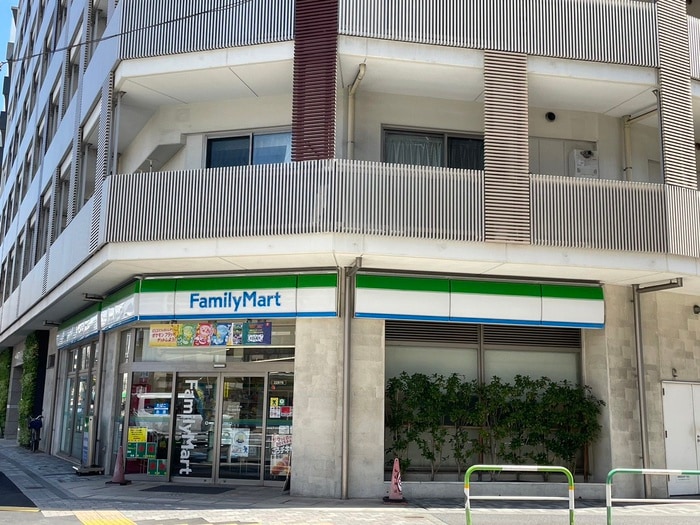 ファミリーマート　駒込霜降橋店(コンビニ)まで71m ピュア・サクシ－ドとも