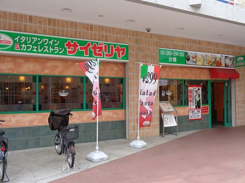 サイゼリヤ　(その他飲食（ファミレスなど）)まで500m ＢｅｅＨｉｖｅ
