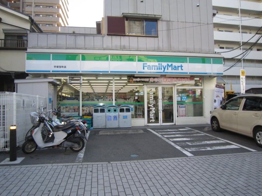 ファミリーマート(コンビニ)まで362m アベニュ－平塚