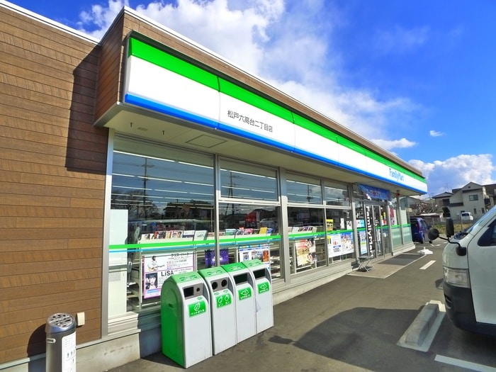 ファミリーマート(コンビニ)まで798m 子犬と春風のダイアリー