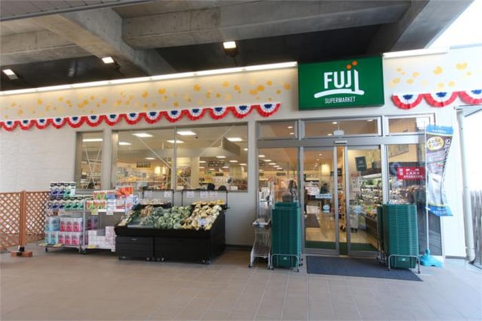FUJI南多摩駅前店(スーパー)まで450m ジュネス稲城