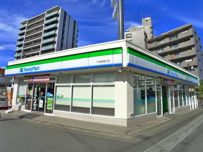ファミリーマート(コンビニ)まで60m ルミエ－ル戸田