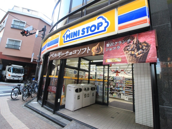 ミニストップ板橋中丸店(コンビニ)まで550m メゾン角田