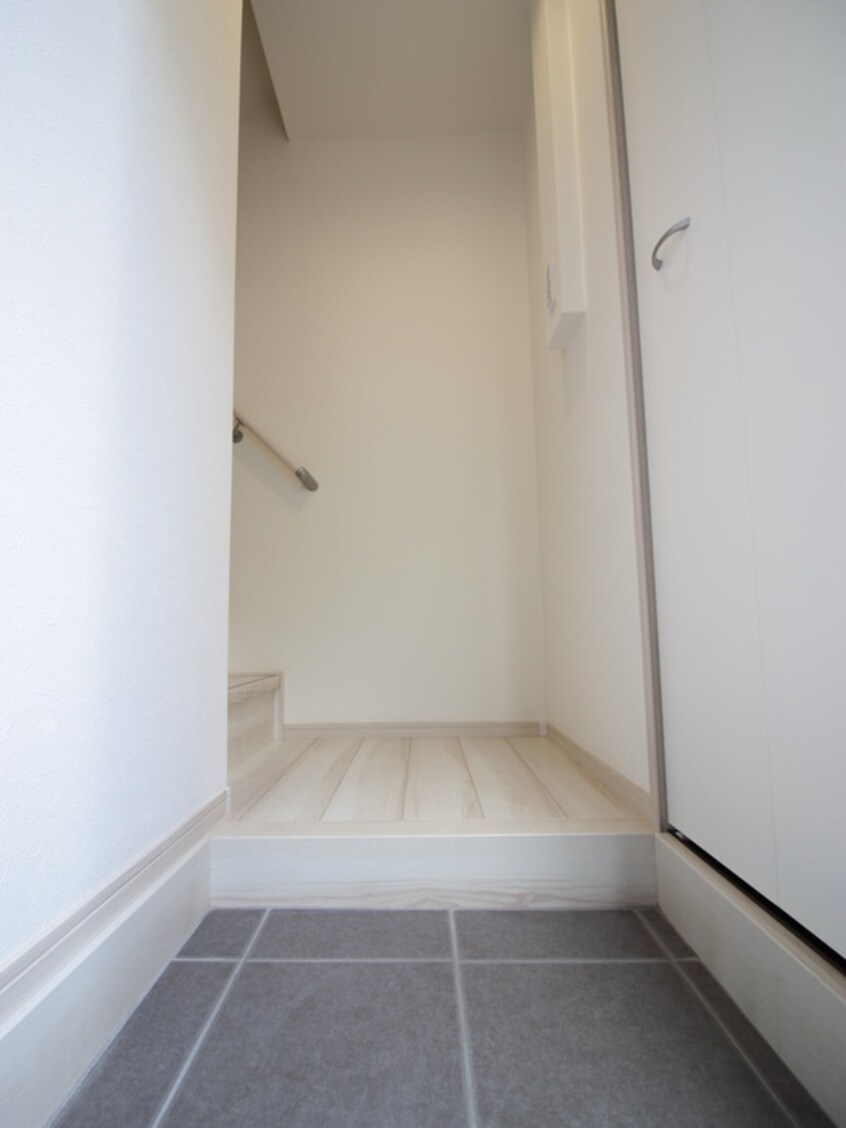 玄関 APRILE GOHONGI