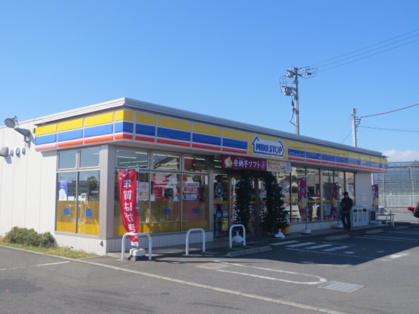 ミニストップ 綾瀬上土棚店(コンビニ)まで585m ヴィラ新天地