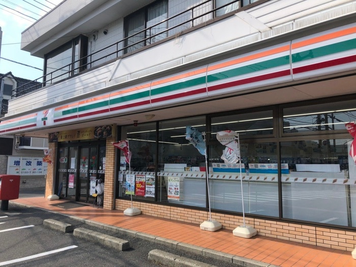 セブンイレブン 横浜釜利谷東３丁目店(コンビニ)まで240m メゾンフローラ