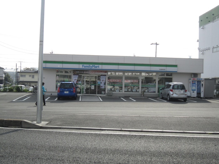 ファミリーマート 松山釜利谷店(コンビニ)まで450m メゾンフローラ