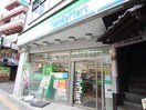 ファミリーマート 都立大学駅西店(コンビニ)まで669m ラ・ぺルラ柿の木坂