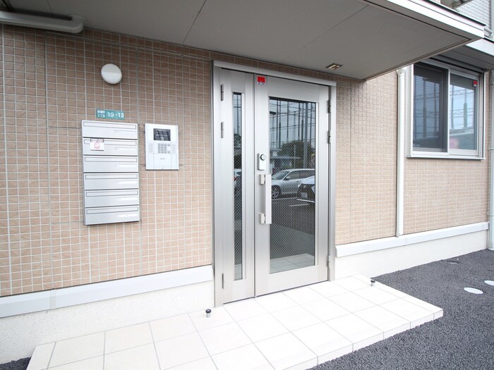 エントランス部分 ブライトガーデン新磯野