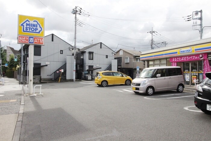 ミニストップ和泉多摩川駅前店(コンビニ)まで107m スノーハウス