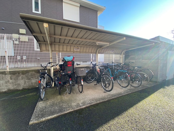 駐輪場 メゾンカワベ