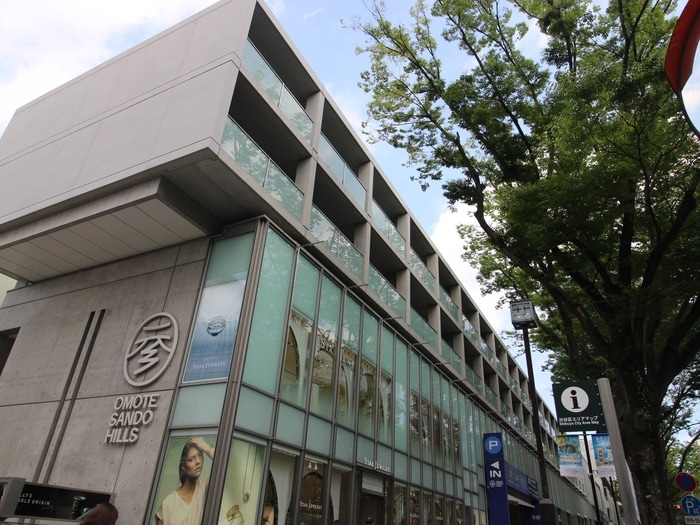 表参道ヒルズ(デパート)まで1100m シーズガレリア南青山