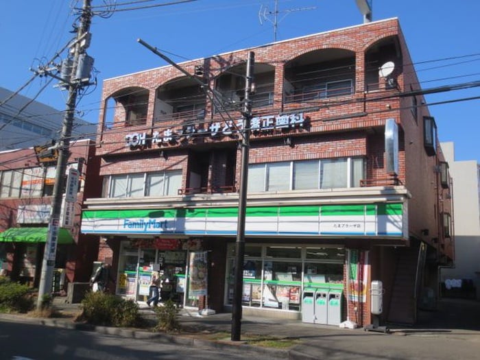ファミリーマートたまプラーザ店(コンビニ)まで590m コンフォリア鷺沼三丁目