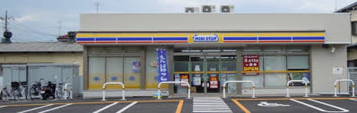 ミニストップ 町田街道旭店(コンビニ)まで132m アルカディア