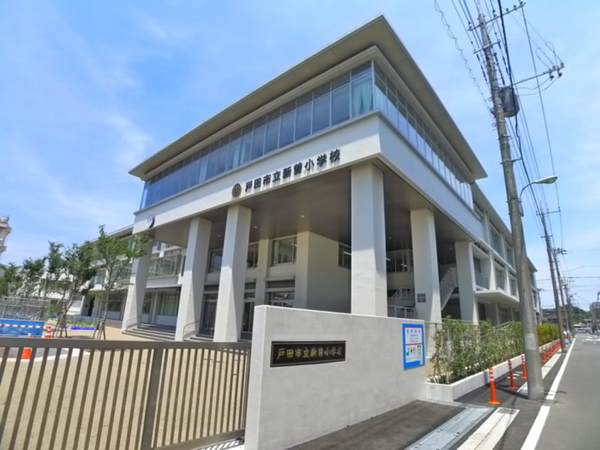 新曽小学校(小学校)まで150m バルカロ－ルＡ