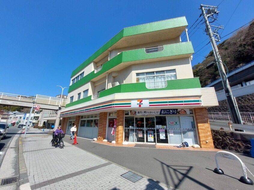 セブンイレブン横須賀浦賀駅前店(コンビニ)まで567m 浦賀駅二葉2丁目戸建て