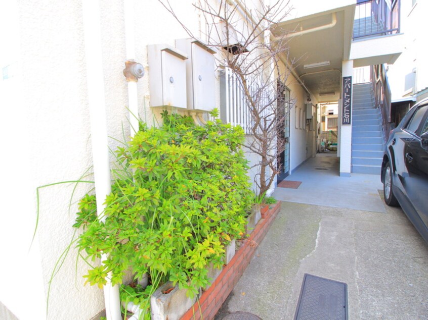 エントランス部分 アパ－トメント石川